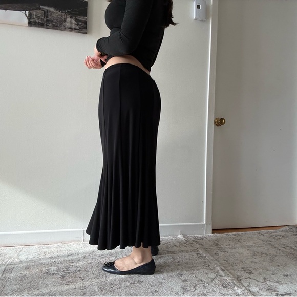 90s Vintage Black Flowy Maxi Skirt – Minimalist Goth - Picture 4 of 6